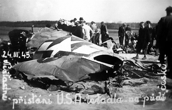 Trosky letounu B-17, který spadl 24. bezna 1945 u erníkovic na Rychnovsku.