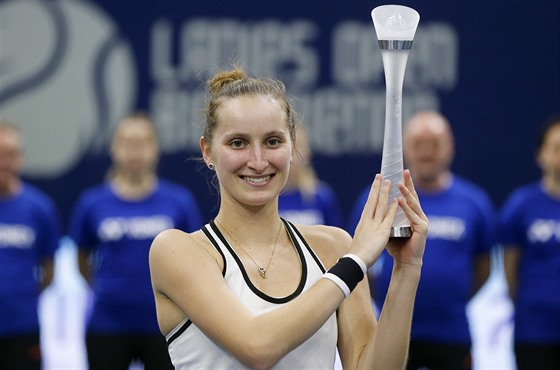 Markéta Vondrouová s trofejí pro vítzku turnaje v Bielu