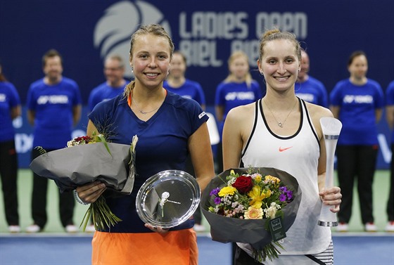 Markéta Vondrouová, vítzka turnaje v Bielu (vpravo), a Anett Kontaveitová,...