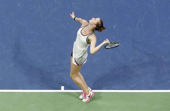 Markéta Vondrouová servíruje ve finále turnaje v Bielu.
