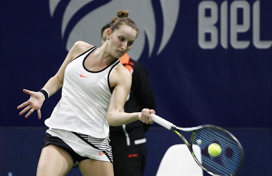 Markéta Vondrouová returnuje ve finále turnaje v Bielu.