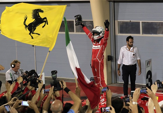 Sebastian Vettel slaví triumf ve Velké cen Bahrajnu.