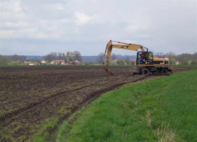 Práce bagru trvala zhruba 20 minut. Následn na místo pijel dalí nespokojený...