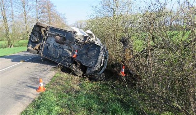 Havarovaná dodávka s handicapovanými cyklisty, která sjela na Hradecku do...