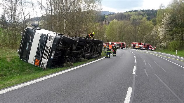 Nehoda cisterny s benzínem uzavela silnici . I/13 Karlovy Vary - Chomutov.