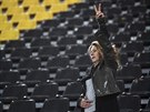 Fanynka Borussie Dortmund s gestem vítzství na stadionu poté, co klubový...