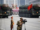 Severokorejské rakety v sobotu na vojenské pehlídce na centrálním Kim...