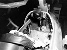 Kokpit parazitní stíhaky XF-85 Goblin. Pístrojové vybavení bylo spartánské....
