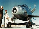 Pilot Ed Schoch (vlevo) jako jediný létal s prototypy parazitní stíhaky XF-85...