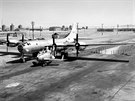 Nosi B-29 a prototyp parazitní stíhaky XF-85 Goblin. Díra v letitní ploe s...