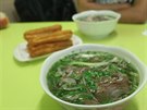 Tradiní vietnamská polévka Pho je s erstvou zeleninou a plátky hovzího masa...