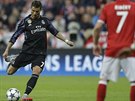 Cristiano Ronaldo zakonuje v utkání Ligy mistr mezi Realem Madrid a Bayernem...