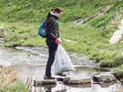 Dobrovolníci v sobotu uklízeli Suchomelská slepá ramena na Vltav v eských...