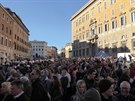 Fronta ped vstupem na generální audienci ve Vatikánu (19. dubna 2017)