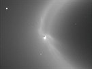 Na fotografii je zachycen Saturnv prstenec E spolen s Enceladem. Msíc je...