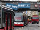 V Nádraní ulici na praském Smíchov pokodil náklaák trolej (18.4.2017).