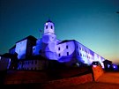 I hrad pilberk se oblékl do modrého hávu a fandí Komet (14. dubna 2017)