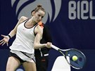 Markéta Vondrouová returnuje ve finále turnaje v Bielu.