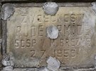 Chybjící cedulka na pomníku Rudé armád v Malém Bezn na Ústecku.