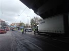 Ukrajinský řidič s polský m náklaďák em urval střechu i troleje. Od 7:28 hod. nejezdí tramvaje 5, 12 a 20 na úseku Na Knížecí - Plzeňka. Na sídliště Barrandov jezdí linka 32. Ukrajinský řidič s polský m náklaďák em urval střechu i troleje. Od 7:28 hod. nejezdí tramvaje 5, 12 a 20 na úseku Na Knížecí - Plzeňka. Na sídliště Barrandov jezdí linka 32.