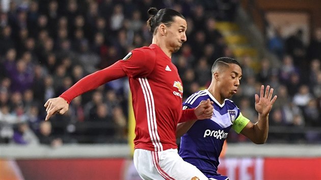 Zlatan Ibrahimovič (vlevo) z Manchesteru United v souboji s Yourim Tielemansem... Zlatan Ibrahimovič (vlevo) z Manchesteru United v souboji s Yourim Tielemansem...