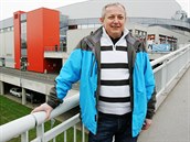 Jednatel Vladimír Kvasnička před karlovarskou KV Arenou. Jednatel Vladimír Kvasnička před karlovarskou KV Arenou.