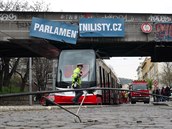 V Nádraní ulici na praském Smíchov pokodil náklaák trolej (18.4.2017).