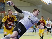 Petr Šlachta ze Zubří zakončuje v utkání proti Dukle. Petr Šlachta ze Zubří zakončuje v utkání proti Dukle.