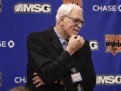 Phil Jackson, prezident New York Knicks, hodnotí před novináři klubovou sezonu. Phil Jackson, prezident New York Knicks, hodnotí před novináři klubovou sezonu.