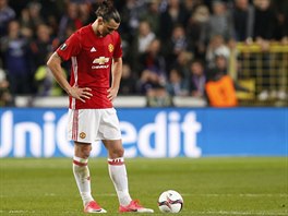 HLAVA DOL. Zklaman Zlatan Ibrahimovic z Manchesteru United v zpase Evropsk...