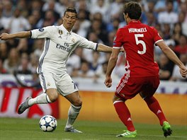 Cristiano Ronaldo z Realu Madrid v souboji s Matsem Hummelsem, obrncem Bayernu...