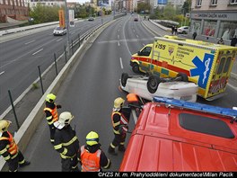 Hasii zasahují u nehody automobil v ulici 5. kvtna na Pankráci.
