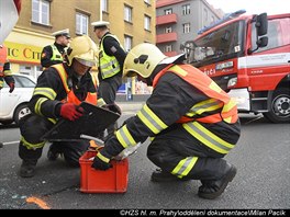 Hasii zasahují u nehody automobil v ulici 5. kvtna na Pankráci.