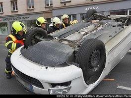 Hasii zasahují u nehody automobil v ulici 5. kvtna na Pankráci.