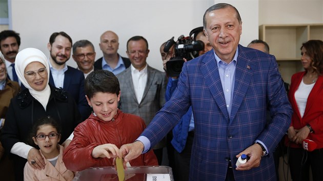 Istanbul. Tureck prezident Recep Tayyip Erdogan hlasuje v stavnm referendu (16. dubna 2017)