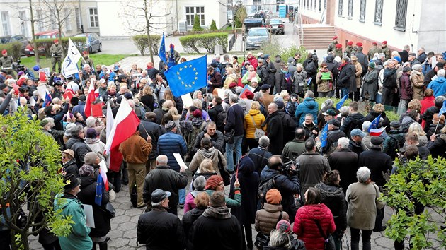 Pedseda Evropsk rady Donald Tusk pijel do Varavy svdit v kauze Smolensk (19. dubna 2017)