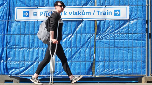 Karlovy Vary, 10.4.2017, kvli oprav kolejit hornho ndra maj cestujc komplikovan pstup k vlakm