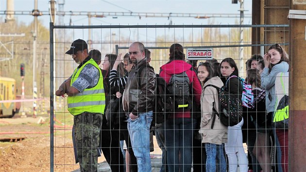 Karlovy Vary, 10.4.2017, kvůli opravě kolejiště horního nádraží mají cestující komplikovaný přístup k vlakům