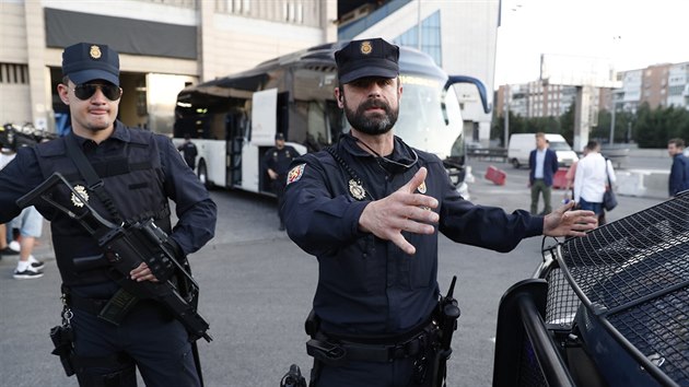 Nmeck policie hldkuje ped autobusem hr Borussie Dortmund.