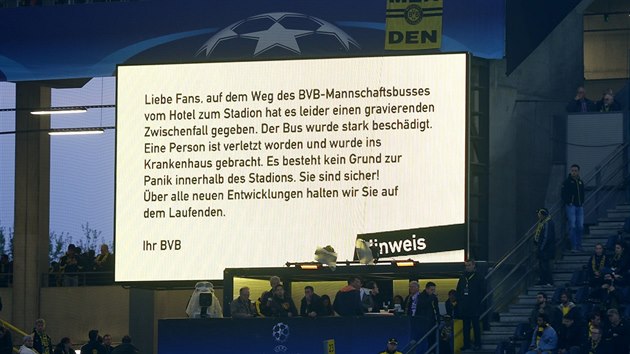 Borussia Dortmund se na stadionu omlouv fanoukm za odloen zpasu Ligy mistr(11.4.2017)