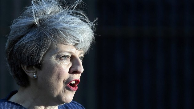 Britsk premirka Theresa Mayov oznamuje, e chce 8. ervna uspodat pedasn volby (18.4.2017)