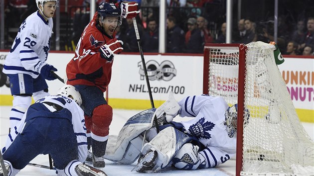 Justin Williams z Washingtonu se raduje z glu do st Toronta v prvnm utkn play-off.