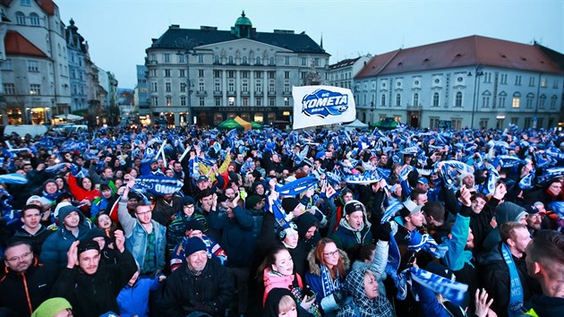 Fanouci Komety Brno sleduj finle na Zelnm trhu.