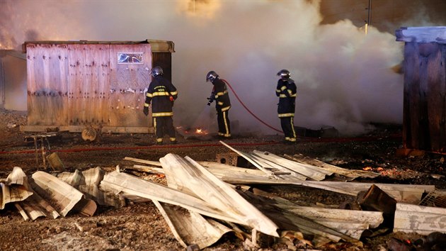 Uprchlick tbor u pstavu Dunkerk pohltily v pondl veer plameny.  Hasii por likvidovali celou noc (11. dubna 2017)
