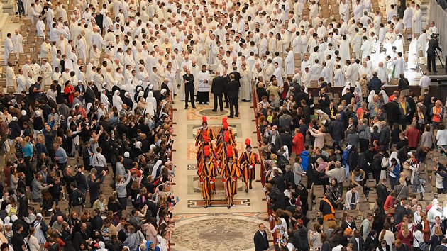 Ped odpoledn nvtvou vznice pape odslouil v zaplnn svatopetrsk bazilice mi spojenou se svcenm olej (13. dubna 2017)