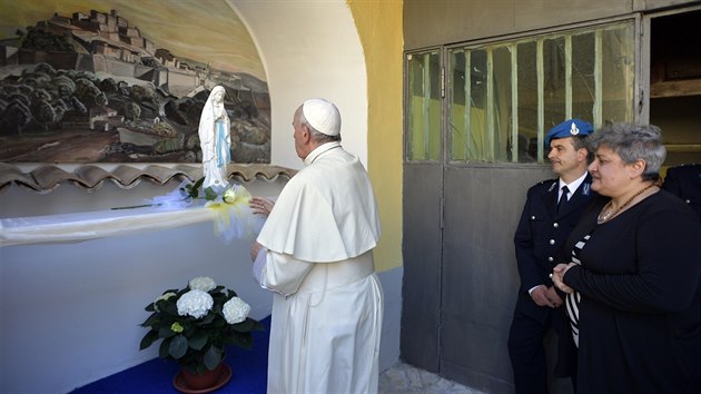 Pape ve tvrtek zavtal do vznice s nejvy ostrahou v italsk obci Paliano (13. dubna 2017)