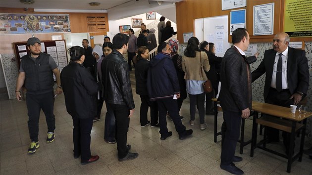 Turci v nedli hlasuj v klovm referendu o zmnch stavy. Na snmku volba v Ankae (16. dubna 2017)