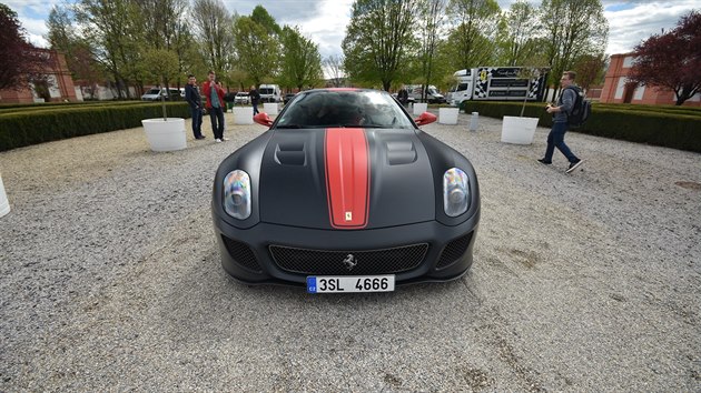 Sraz ferrrari na trojskm zmeku v Praze, podan na poest 70. vro zaloen automobilky.