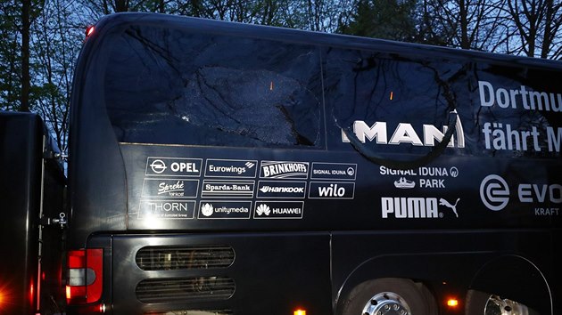 Nmeck policie hldkuje ped autobusem hr Borussie Dortmund, kter pokodila exploze (11. dubna 2017).