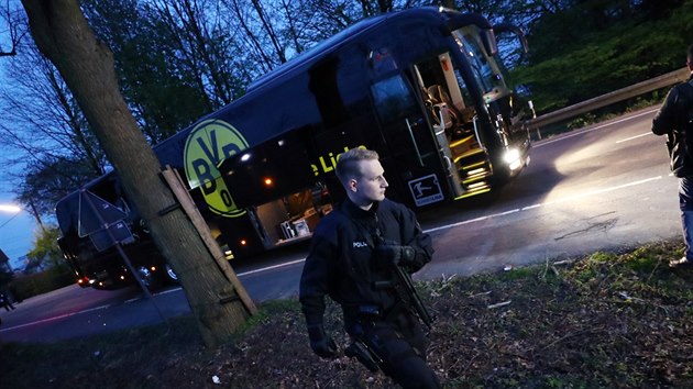 Nmeck policie hldkuje ped autobusem hr Borussie Dortmund, kter pokodila exploze (11. dubna 2017).